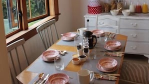 In-room dining - Hosking House (New Plymouth)