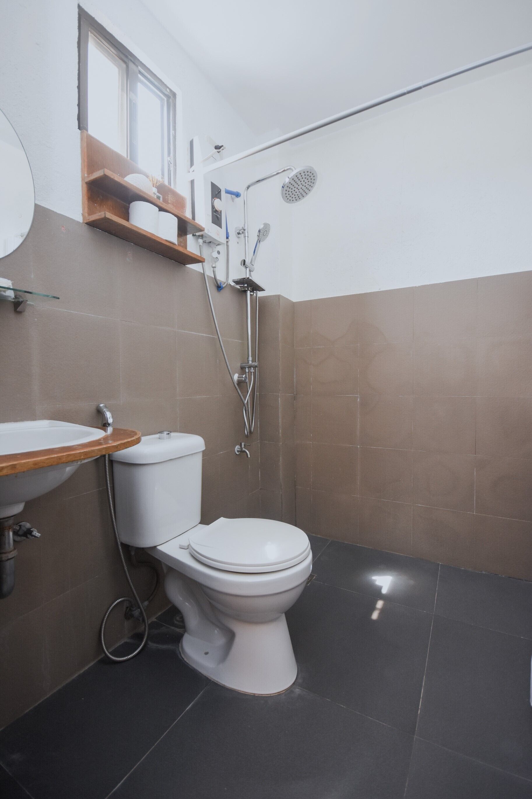 family studio, 1 bedroom | bathroom | shower, rainfall showerhead, free toiletries, hair dryer