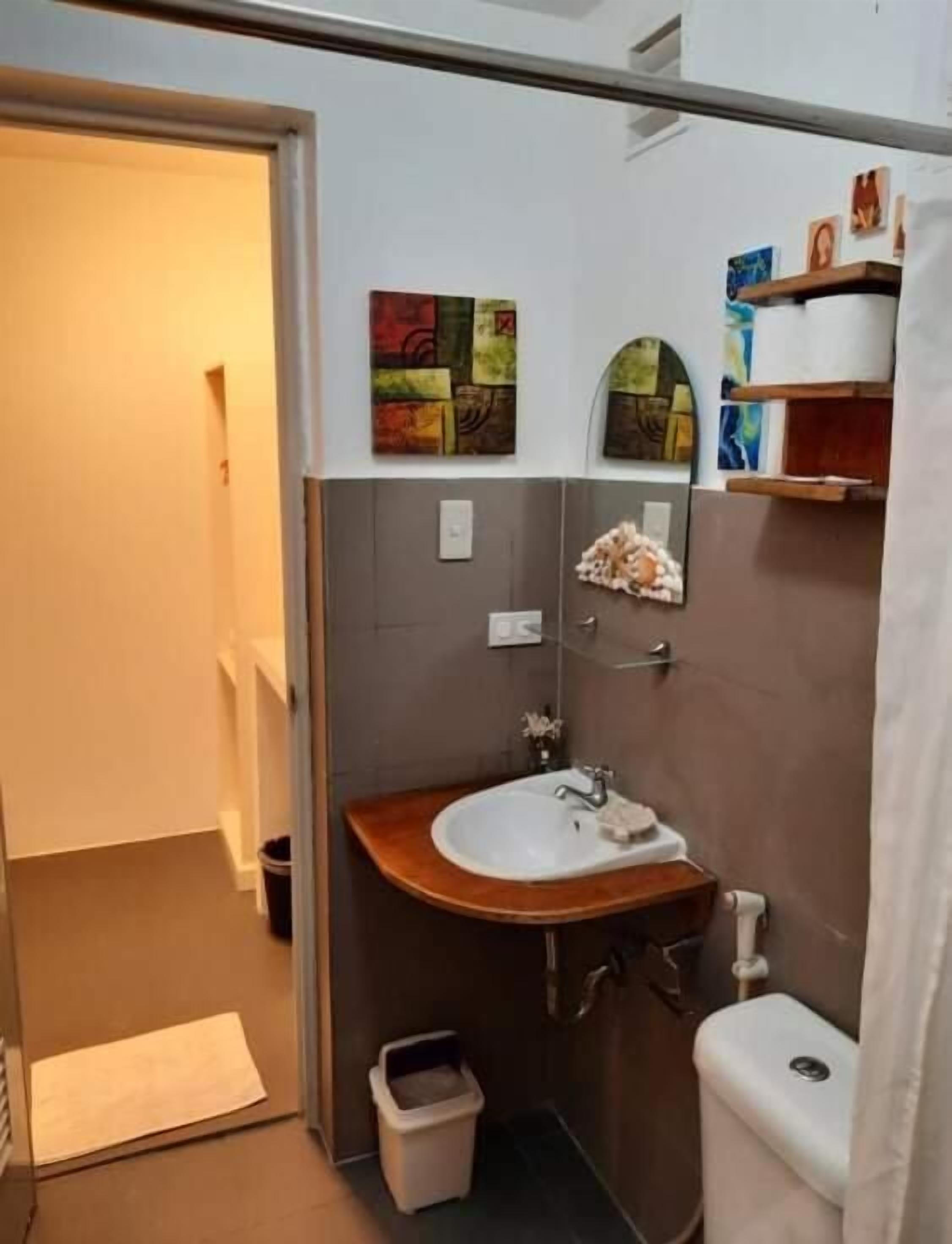 shower, rainfall showerhead, free toiletries, hair dryer