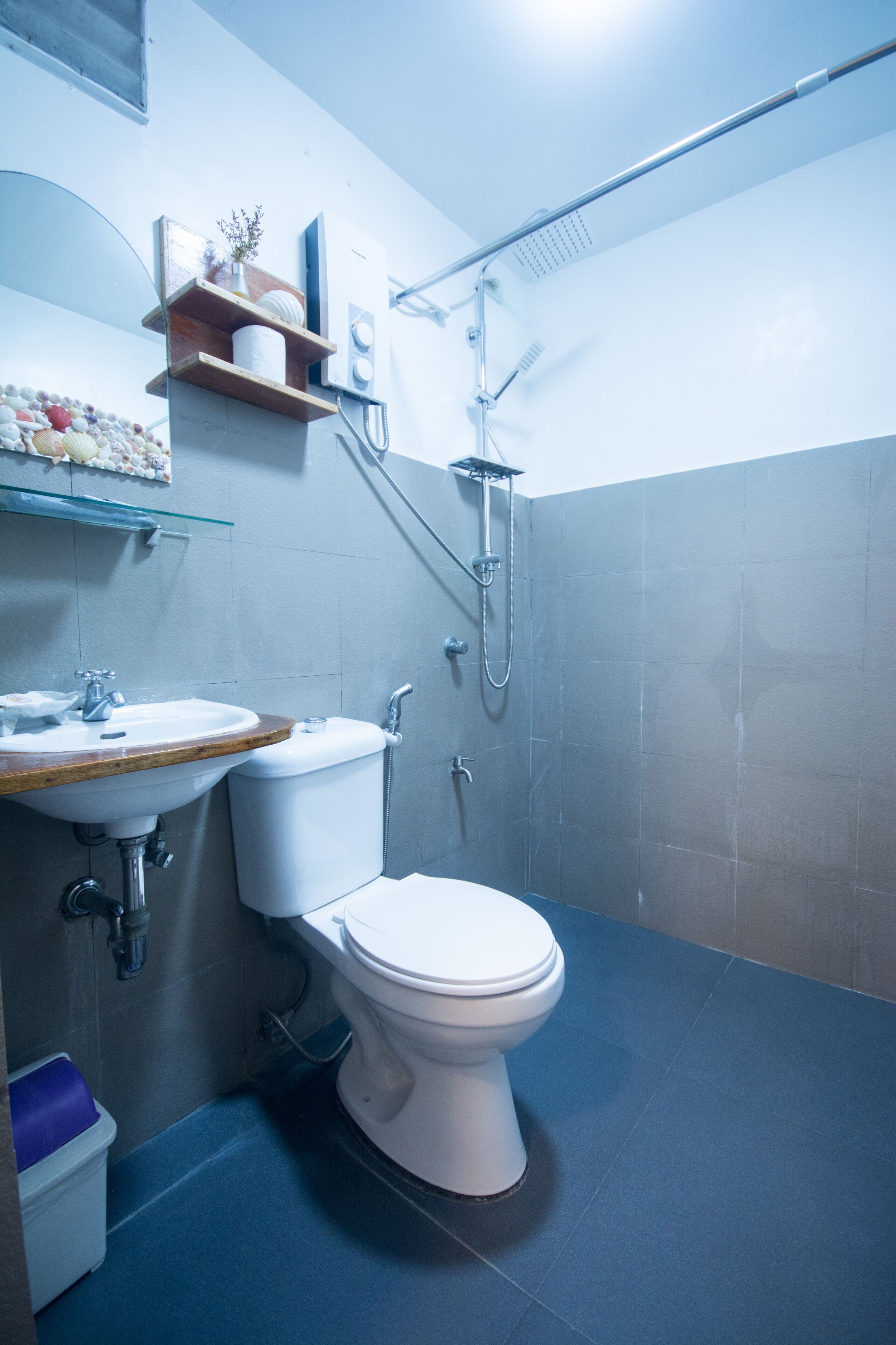 shower, rainfall showerhead, free toiletries, hair dryer