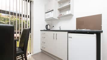 Mini-Kühlschrank, Mikrowelle, Herdplatte, Wasserkocher