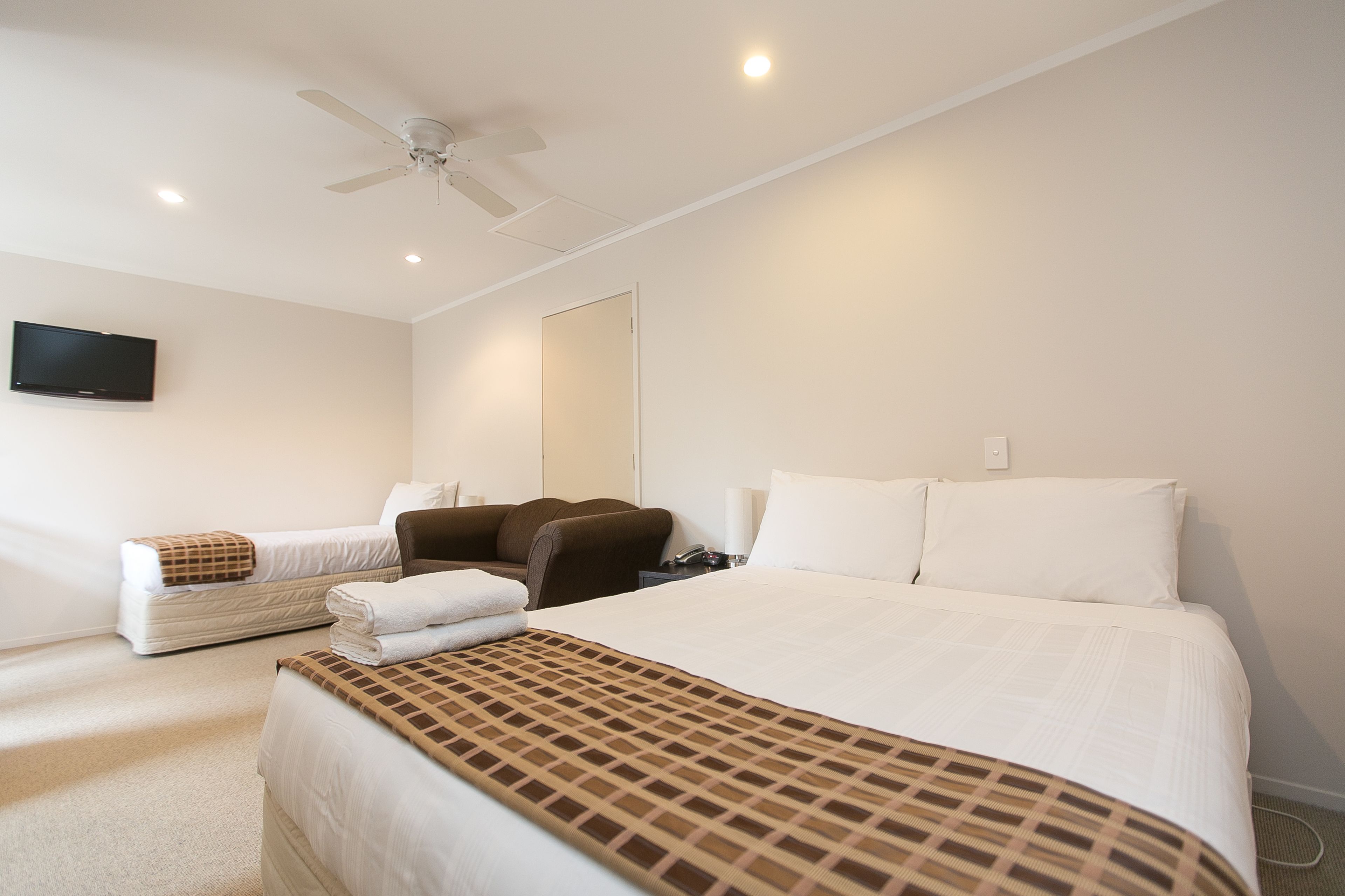 twin studio | iron/ironing board, free wifi, bed sheets