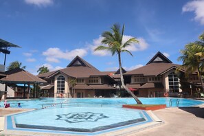 Alberca al aire libre y camastros