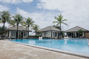 Bungalow Pool View | Minibar, in-room safe, desk, free WiFi - Comforta Hotel Tanjung Pinang (Tanjung Pinang)