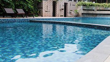 32-inch LCD TV with cable channels, TV