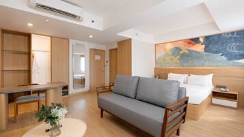 Familien-Doppelzimmer, 1 Queen-Bett | Zimmersafe, Schreibtisch, schallisolierte Zimmer, kostenloses WLAN