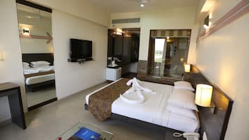 Deluxe Room, 1 Bedroom | Premium bedding, down duvets, minibar, in-room safe