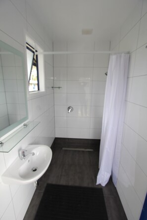 Cabaña básica, baño compartido | Baño | Toallas
