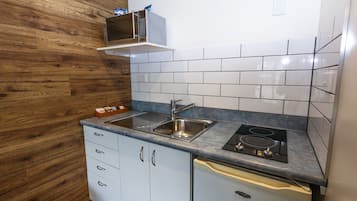 Studio Premium | Eget kök | Mikrovågsugn, kaffe- och tebryggare, vattenkokare och brödrost
