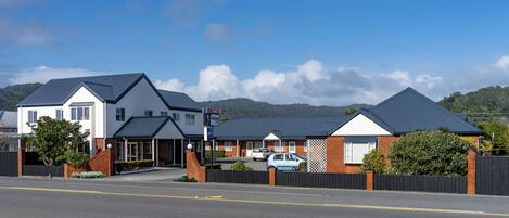 Fachada de la propiedad