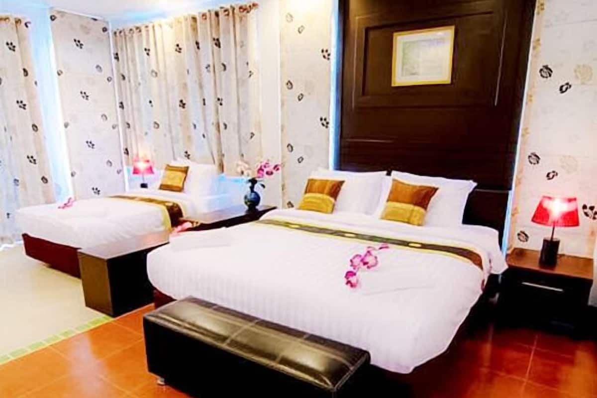 executive room | minibar, in-room safe, desk, free cots/infant beds