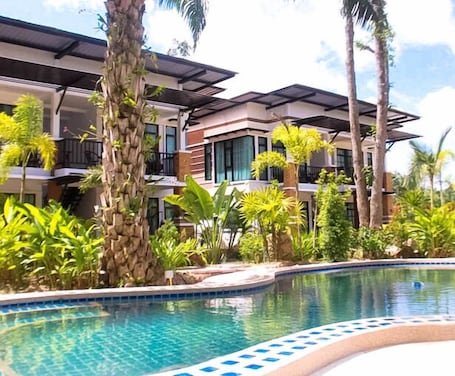 2 piscinas al aire libre