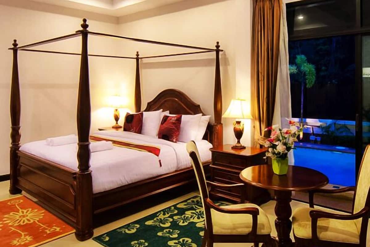 executive room | minibar, in-room safe, desk, free cots/infant beds