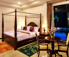 Executive Room | Minibar, in-room safe, desk, free cribs/infant beds