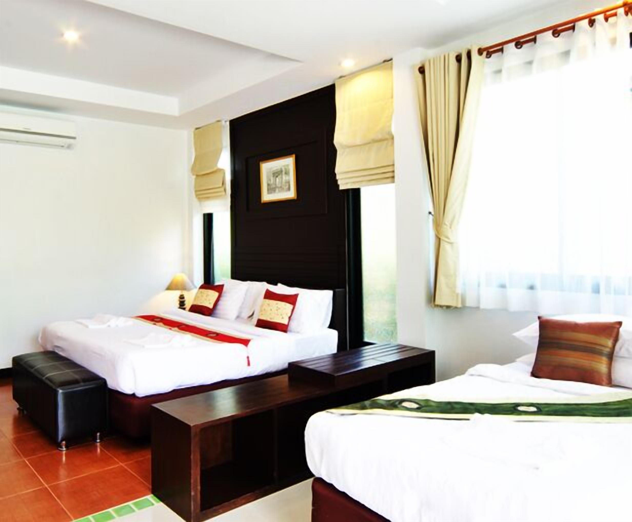 executive room | minibar, in-room safe, desk, free cots/infant beds