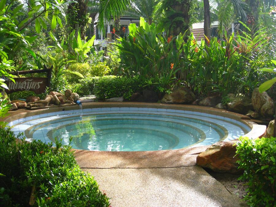2 outdoor pools