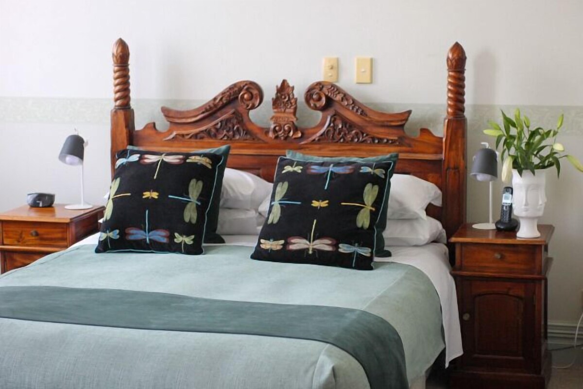 Minibar, desk, iron/ironing board, free WiFi