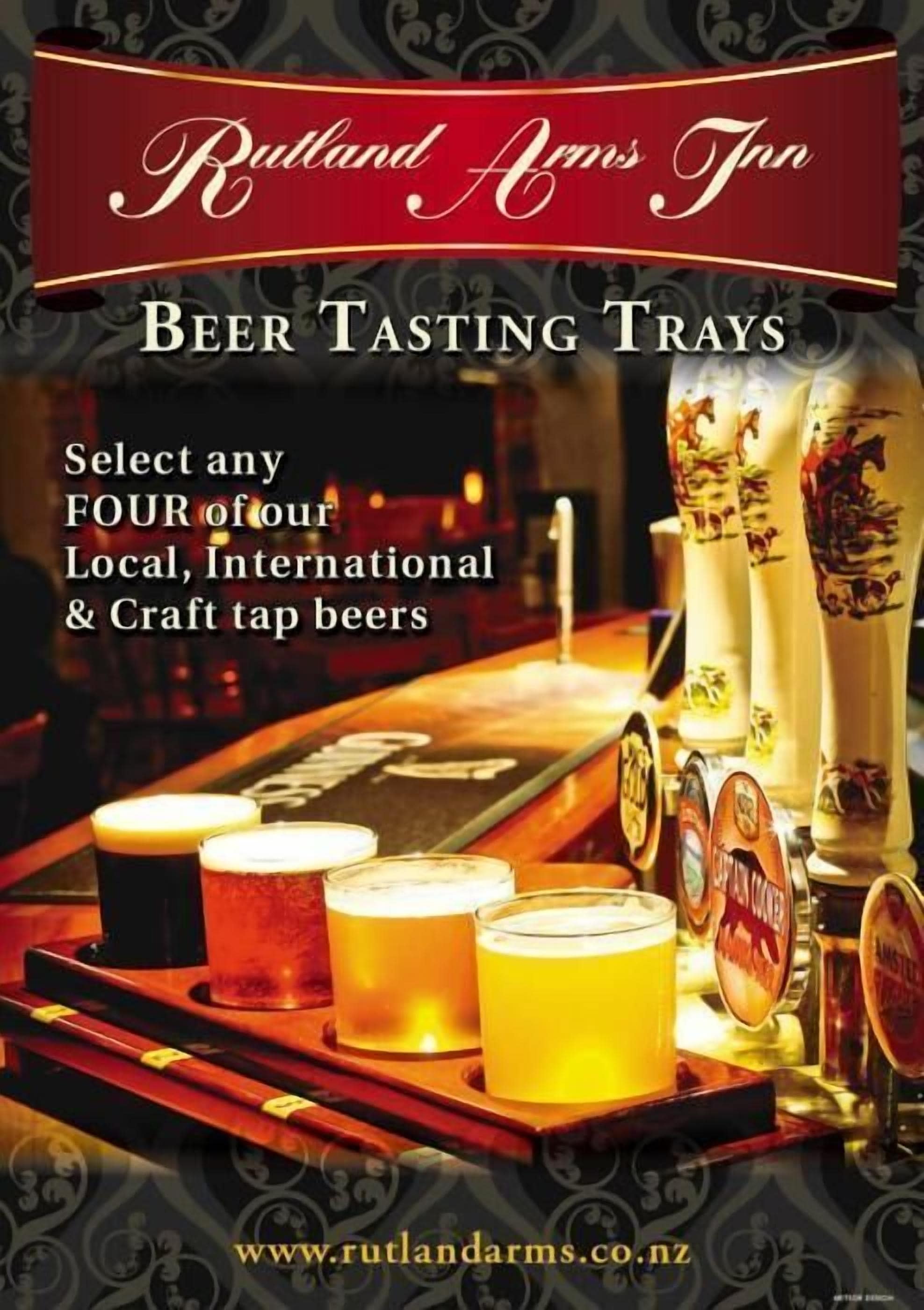 Um bar com tabuleiros de degustação de cerveja e cervejas de torneira.
