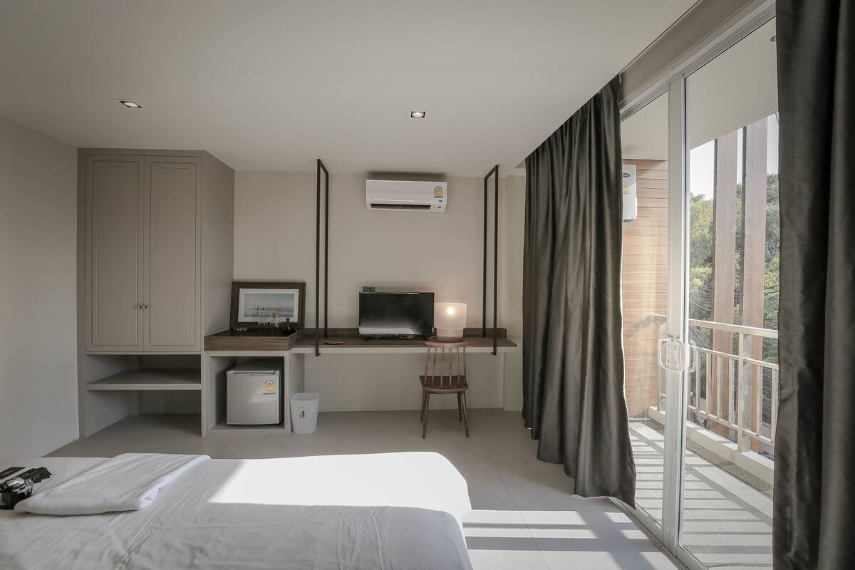In-room safe, blackout drapes, free WiFi
