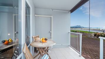 Ground Floor Studio with Kitchenette and Sea View | Terrace/patio