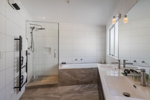 Penthouse Suite, Two Bedrooms with Kitchenette and Commanding Sea View | Bathroom | Shower, free toiletries, hair dryer, towels - Waterfront Apartments Whitianga (Whitianga)