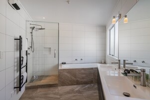 Ducha, artículos de tocador gratuitos, secador de pelo, toallas