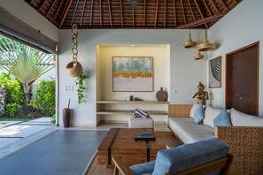 Chambre Standard, cuisine (1 bedrm villa + pool) | Coin séjour | Télévision, lecteur de DVD, station d'accueil iPod