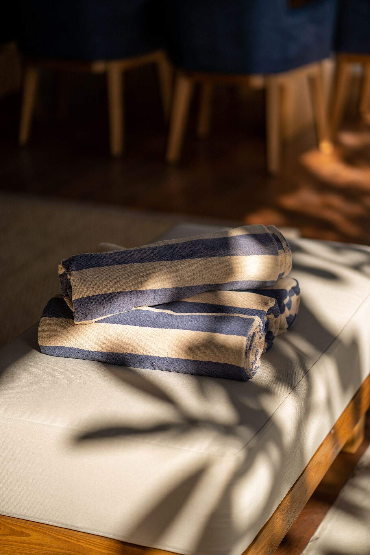 Un lit avec une couverture à rayures et une tête de lit en bois.