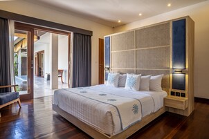 Ropa de cama de alta calidad y caja de seguridad en la habitación 