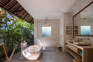 Villa, 2 slaapkamers | Badkamer | Een bad/douchecombinatie, een diep bad, gratis toiletartikelen