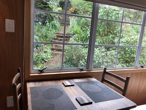 小屋, 小廚, 山景 | 房內用餐