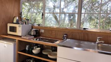 Cabin, Kitchenette, Mountain View | Private kitchen