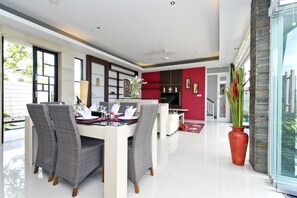 Villa, 3 Schlafzimmer | Essbereich im Zimmer