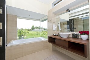 Villa, 3 habitaciones | Baño | Amenidades de baño gratuitas, secadora de cabello, toallas 