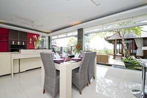 Villa, 3 Schlafzimmer | Essbereich im Zimmer