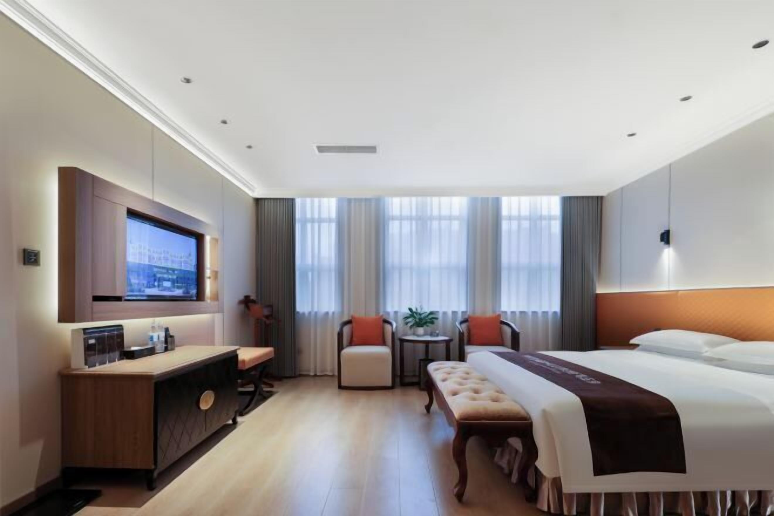 Minibar, in-room safe, alarm clocks, wheelchair access