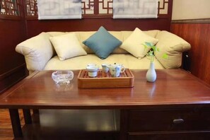 Tévé és csocsóasztal