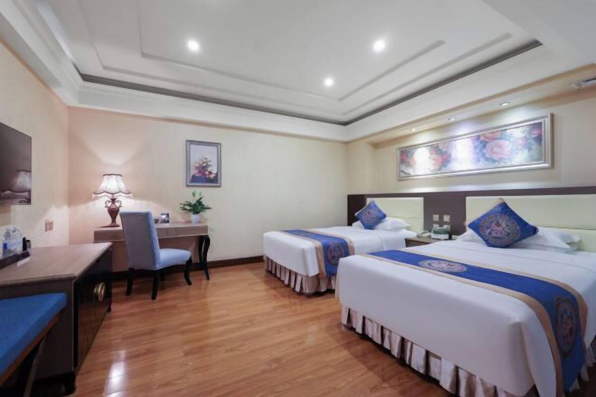 Minibar, in-room safe, alarm clocks, wheelchair access