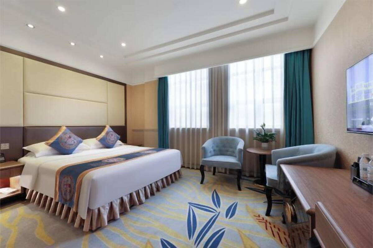 Minibar, in-room safe, alarm clocks, wheelchair access