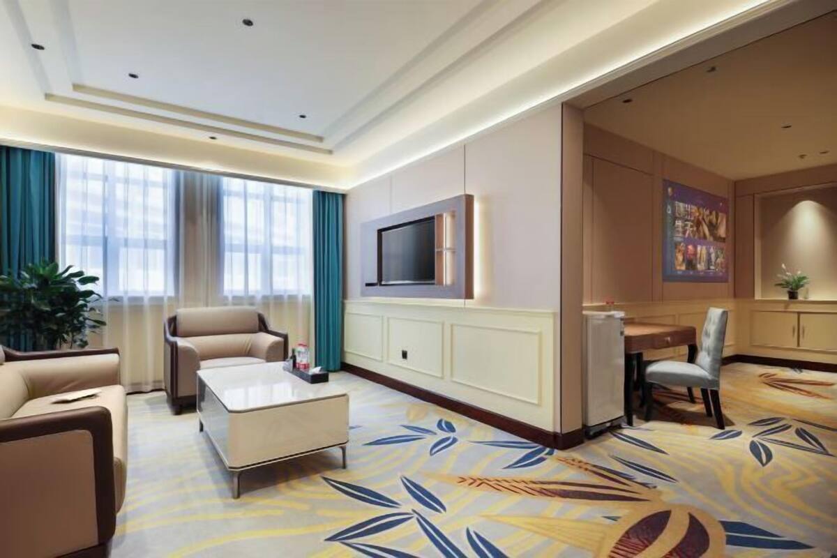 Minibar, in-room safe, alarm clocks, wheelchair access