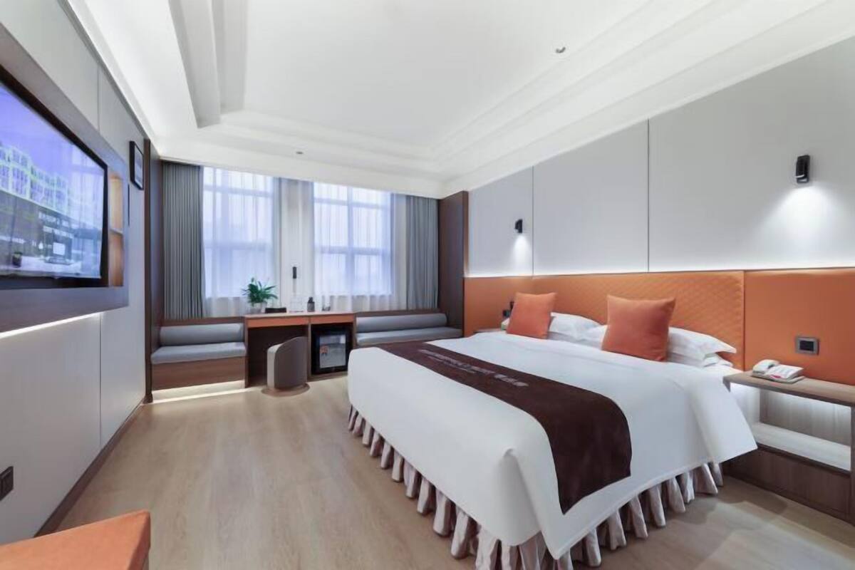 Minibar, in-room safe, alarm clocks, wheelchair access