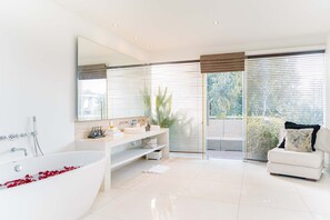Separate bathtub and shower, rainfall showerhead, free toiletries - CassaMia Bali (Jimbaran)