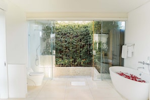 Separate bathtub and shower, rainfall showerhead, free toiletries - CassaMia Bali (Jimbaran)