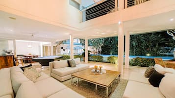 Télévision à écran plat de 85 pouces avec chaßnes par cùble