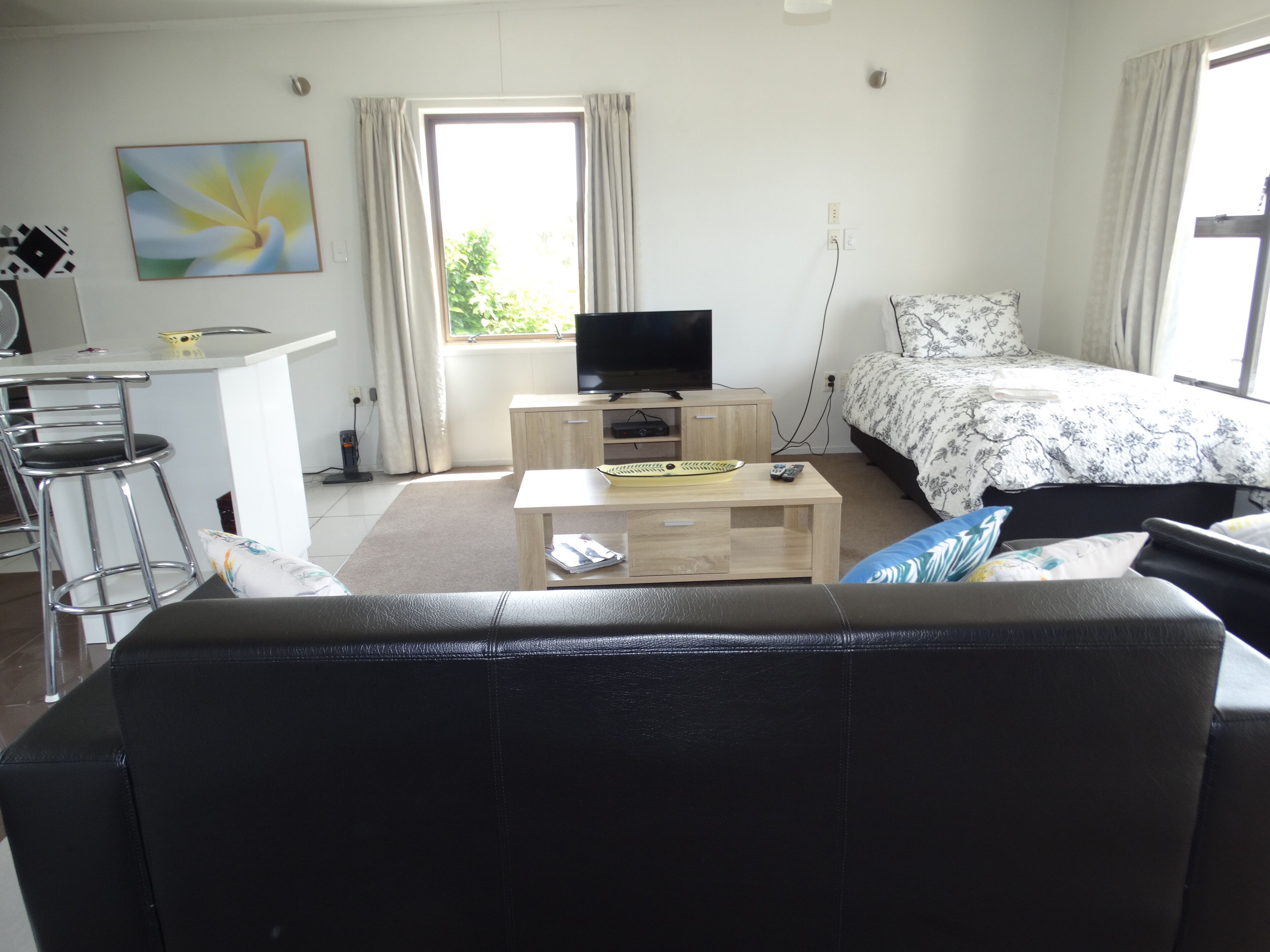 Comfort studio, Meerdere bedden, uitzicht op bergen | Woonruimte | Een 40-cm televisie met premium tv-zenders en boeken