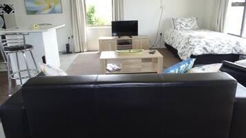 Comfort studio, Meerdere bedden, uitzicht op bergen | Woonruimte | Een 40-cm televisie met premium tv-zenders en boeken