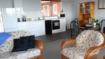 Családi apartman, 2 hálószobával, nemdohányzó | Nappalirész | Tévé, könyvek és videógyűjtemény