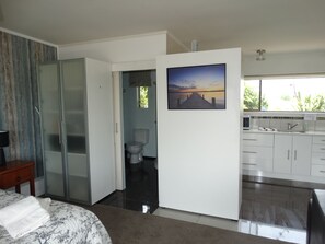 Estudio Confort, varias camas, vistas a la montaña | Baño | Ducha, artículos de higiene personal gratuitos y secador de pelo