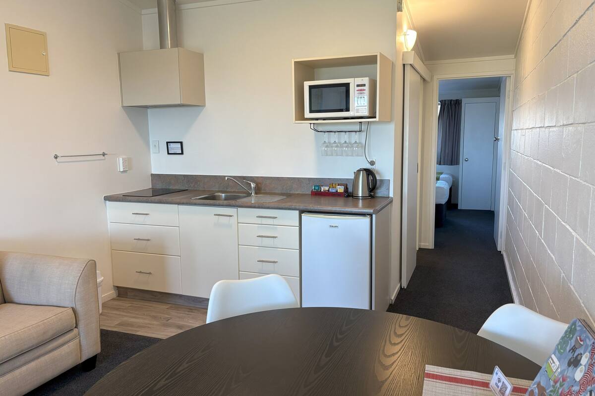 standard room, non smoking, kitchenette (standard one bedroom) | 1 bedroom, pillow-top beds, iron/ironing board, free wifi