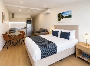 Deluxe-værelse - ikke-ryger - køkken (Deluxe One Bedroom) | Opholdsområde | 43-tommers smart-tv med satellitkanaler